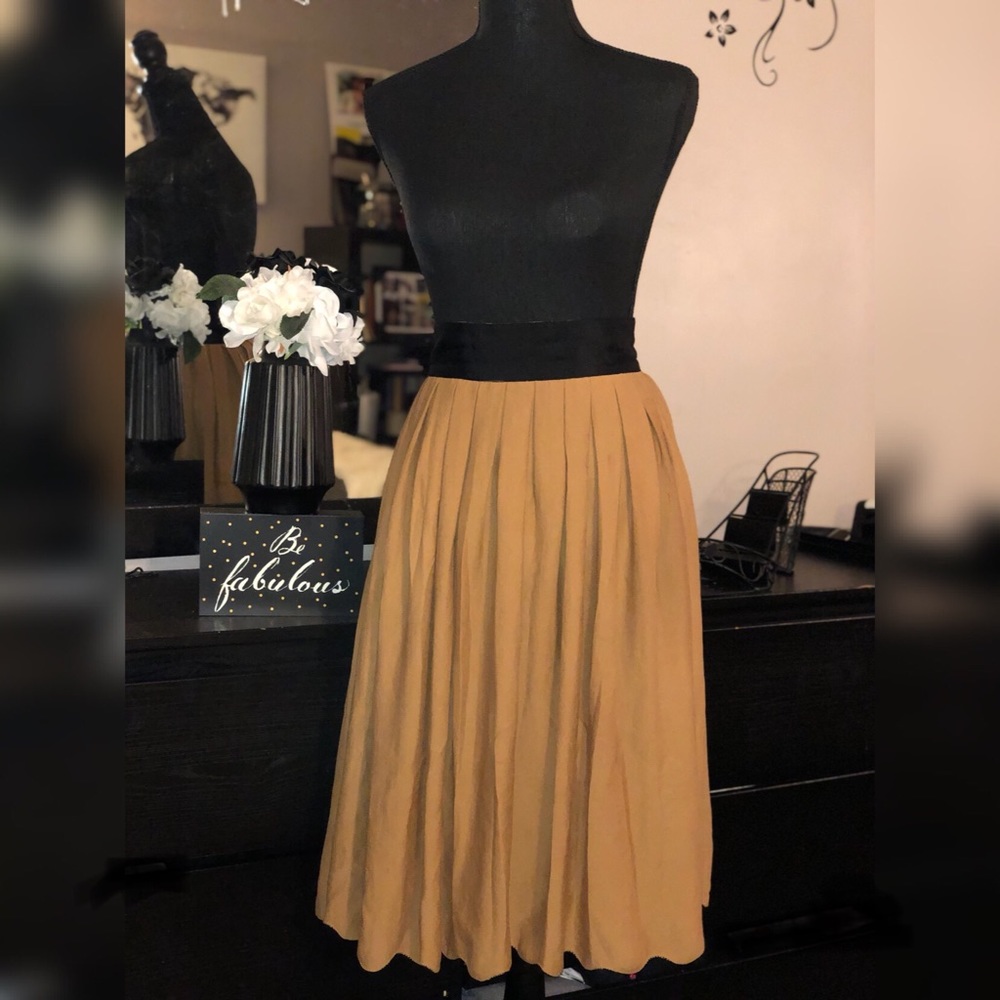 H&M Skirt - Picture 2 of 5